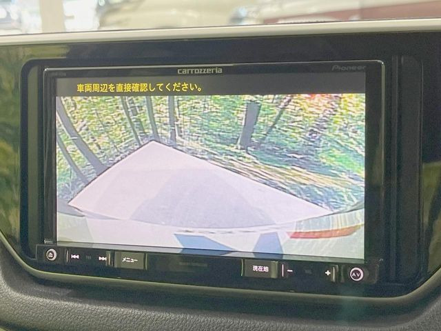 【バックカメラ】駐車時に後方がリアルタイム映像で確認できます。大型商業施設や立体駐車場での駐車時や、夜間のバック時に大活躍!運転スキルに関わらず、今や必須となった装備のひとつです!