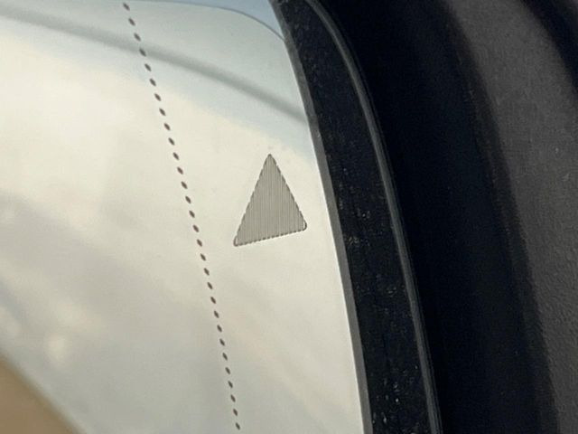 ●ブラインドアシストセンサー:視角からの車を感知し、ドライバーが車線変更を行う際に、警告音と共に注意を促してくれる安全支援機能です!