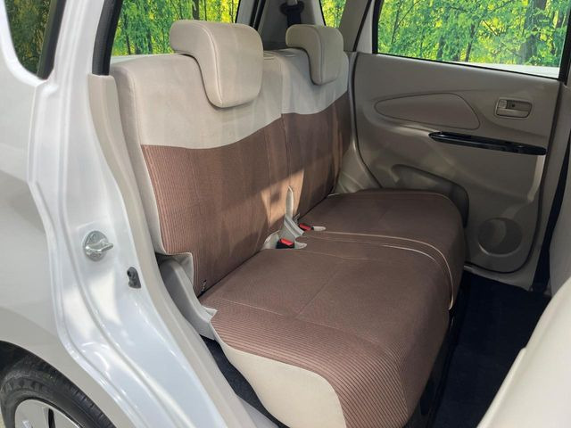 後部座席も気になるようなキズ・汚れやへたり等、大きなダメージはなく、良好な状態です。