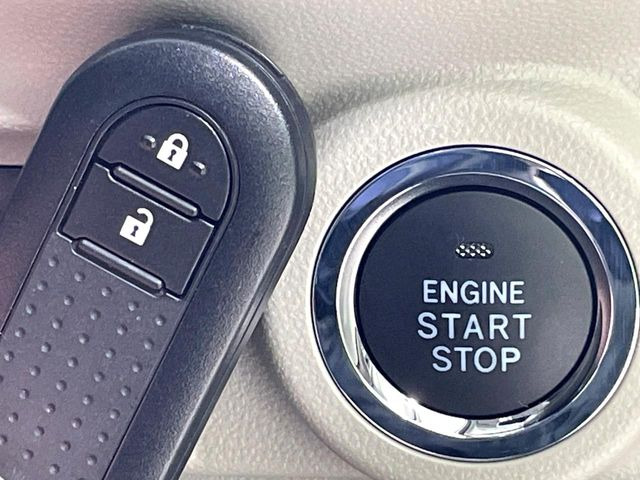 【キーフリーシステム】カバンやポケットに入れたままでもドアの施錠・解錠が可能なスマートキーを装備。エンジンのオン・オフ時もカギを取り出す必要が無いからとっても便利です♪