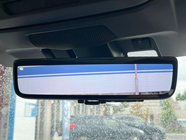 【スマートリヤビューミラー】後席の大きな荷物や同乗者で後方が確認しづらい時でも安心!カメラが撮影した車両後方の映像をルームミラー内に表示。クリアな視界で状況の確認が可能です!