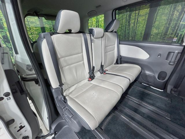 後部座席も気になるようなキズ・汚れやへたり等、大きなダメージはなく、良好な状態です。