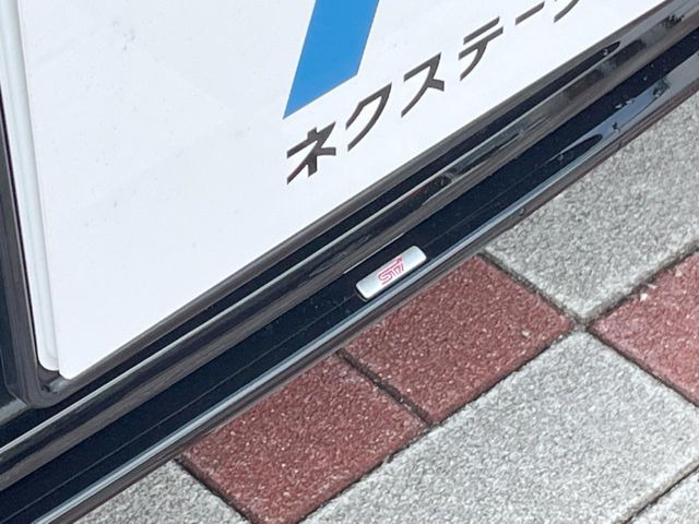 【STIエアロパッケージ】フロント・サイド・リアをSTIのエアロで統一。外観のスポーティーさを際立たせてくれるだけでなく、高速走行時の空力バランスを最適化してくれます。