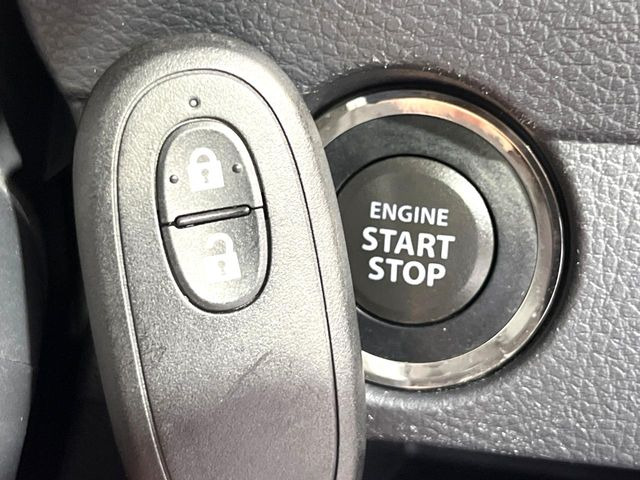 【キーレススタートシステム】カバンやポケットに入れたままでもドアの施錠・解錠が可能なスマートキーを装備。エンジンのオン・オフ時もカギを取り出す必要が無いからとっても便利です♪
