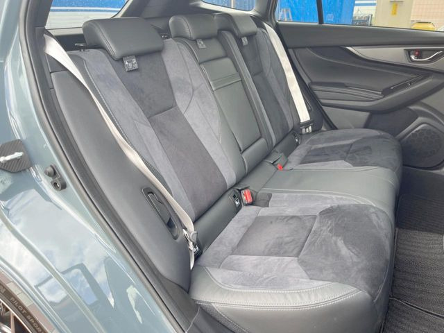 広々とした2列目シートは居住性が高く、居心地も快適!友達や家族とのお出かけにぴったりです。ベビーシートやチャイルドシート使用時も快適にお過ごしいただける十分な空間を確保しています。