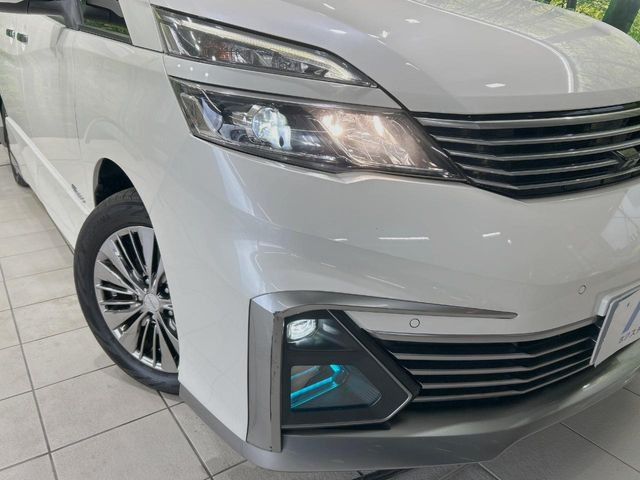 【HIDヘッドライト】非常に明るく前方を照らしてくれるので、悪天候や夜間の走行時も視界良好で安心してお乗りいただけます。