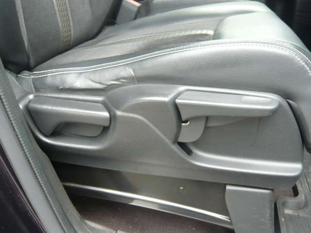 運転席にはシートリフターが付いていますので座高にあわせてドライビングポジションが決められます。