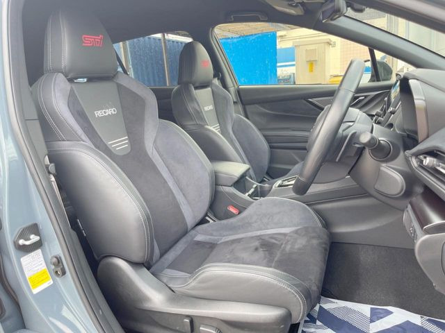 【RECARO製ハーフレザーシート】人間工学に基づいた面圧分布によって腰への負担や長時間運転時の疲労発生を軽減☆一目でレカロとわかるスポーティなルックスが特徴です。