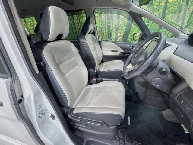 【本革シート】上質な本革を使用し、高級感あふれる本革シート。常に体に触れる部分だから、座り心地の良さにはこだわりたいですね♪汚れの付着や劣化を抑制する内装コーティング施工もおススメですよ♪