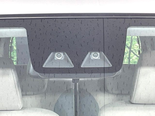 【スマートアシスト】走行中に前方の車両等を認識し、衝突しそうな時は警報とブレーキで衝突回避と被害軽減をアシスト。より安全にドライブをお楽しみいただけます。