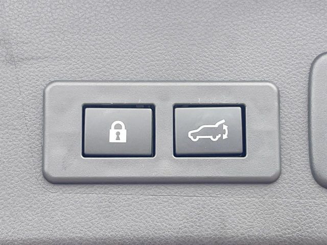 【パワーバックドア】スバルエンブレムに手をかざしていただくとバックドアが自動でOPEN♪両手が荷物でふさがっている時でもラクラク開閉操作が行えます!