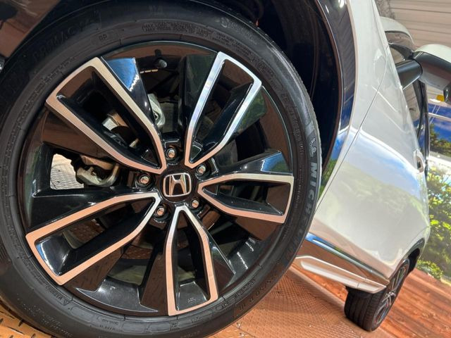 【純正18インチアルミホイール】外観にマッチした純正アルミホイールを装着しております。各種社外アルミホイールや、スタッドレスタイヤも取扱いしております。是非ご相談ください♪