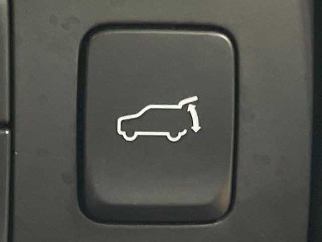 【パワーバックドア】スマートキーや運転席のボタンを押すだけでリアゲートが自動で開閉します!荷物を持っている時や、高い位置にあるバックドアを閉める際に便利な機能です♪