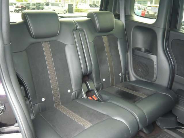 大人もゆったりと座れるリアシート。スライド機構も付いていますので使い方に合わせてお使い頂けます。この足元の広さ見てください。