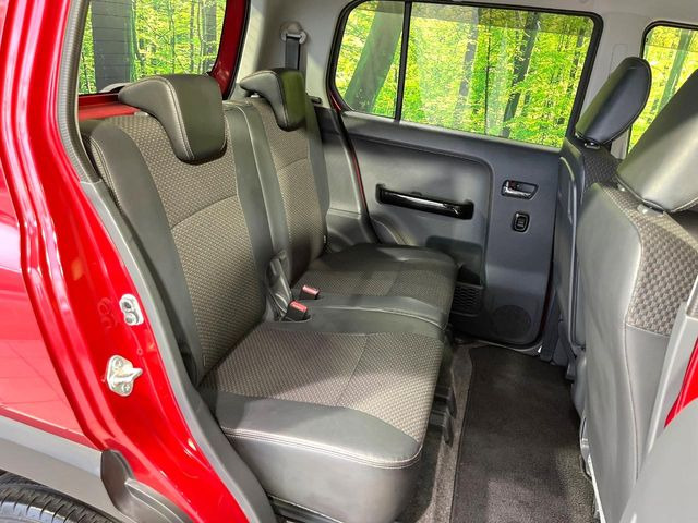 後部座席も気になるようなキズ・汚れやへたり等、大きなダメージはなく、良好な状態です。