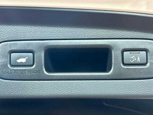 【ハンズフリーパワーバックドア】リアバンパー下部に足先を出し入れするだけでバックドアが自動で開閉♪両手が荷物でふさがっている時でもラクラク開閉操作が行えます!