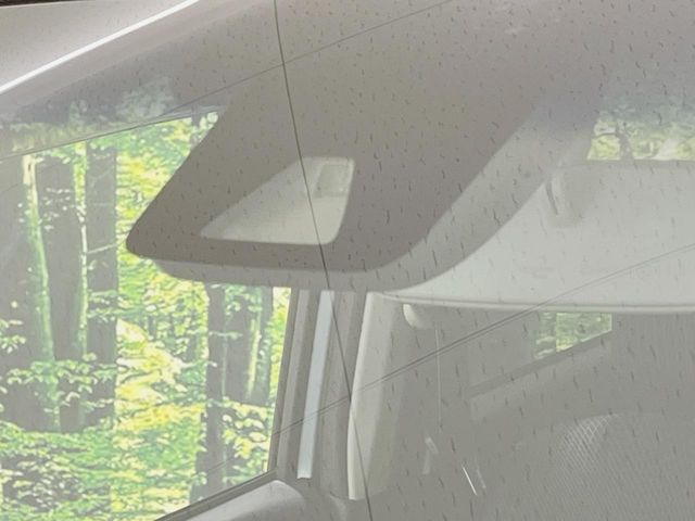 【スマートアシスト】走行中に前方の車両等を認識し、衝突しそうな時は警報とブレーキで衝突回避と被害軽減をアシスト。より安全にドライブをお楽しみいただけます。