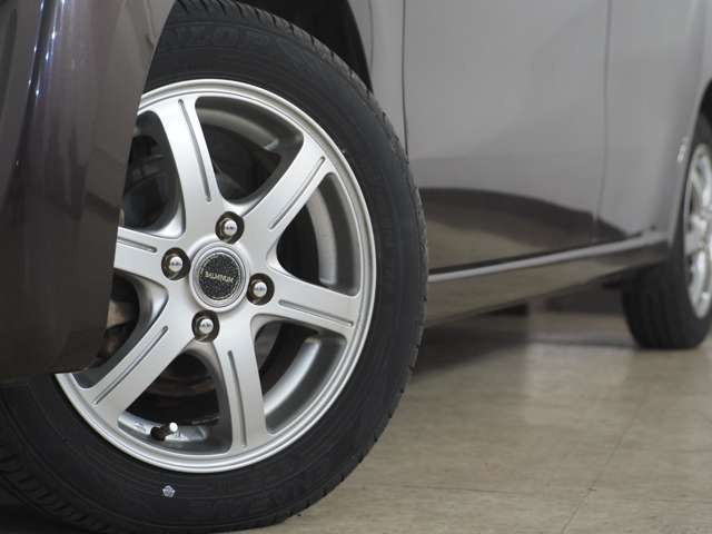 タイヤのホイールの細かいところまでキレイいにしてからお渡しします!