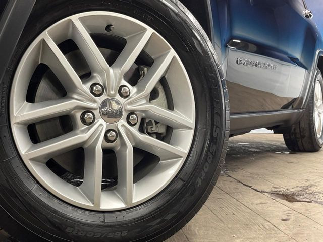 ●純正18インチアルミホイール:輸入車ならではの卓越した走りを支えるホイールと足回りです!日本車の走りに慣れている方にもぜひ体感して頂きたいほど、高いレベルでまとまっています!