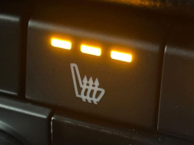 【シートヒーター】寒い日に重宝するシートヒーター!エアコンより早く温まってくれるので寒がりの人も安心ですね♪エアコンの温風は乾燥するから苦手、という方にもをおすすめです。