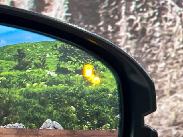 【ブラインドスポットインフォメーション】走行中、ドアミラーの死角になりやすい箇所に後続車が接近するとサイドミラー付近に警告を表示、ドライバーに注意喚起をしてくれます。