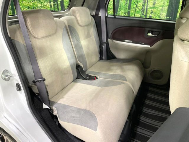 後部座席も気になるようなキズ・汚れやへたり等、大きなダメージはなく、良好な状態です。