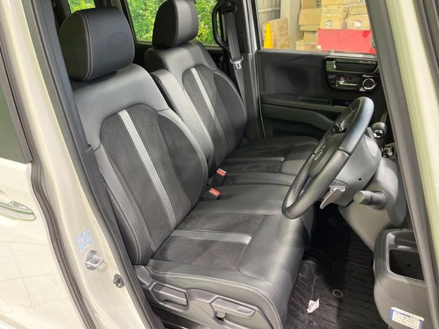 【ハーフレザーシート】高級感と座り心地を両立した人気のシート♪背面・座面のファブリック素材は、通気性の良さや滑りにくさに優れています。気温や服装に左右されず快適にお乗りいただけます。