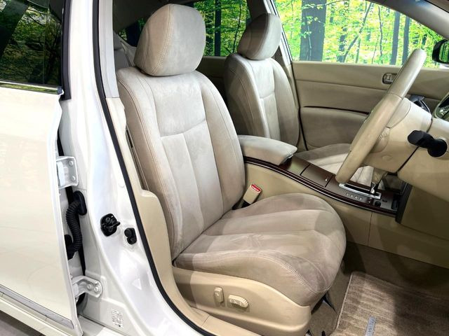 運転席まわりには十分なスペースがあり、大柄な方でもゆったり運転していただける環境です。