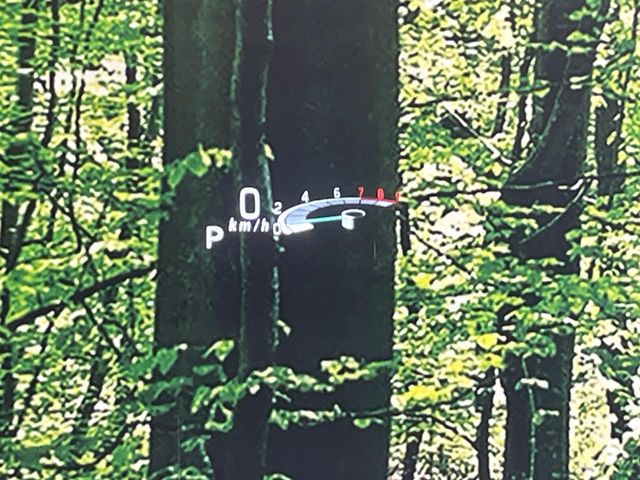 �y�w�b�h�A�b�v�f�B�X�v���C�z���݂̑��x�⑖�s�����f�W�^���\���ŉ^�]�ȑO���̃K���X�ɓ��e!�^�]���A�ڐ������炳���K�v�ȏ����m�F�ł���̂łƂ��Ă��֗��ň��S!