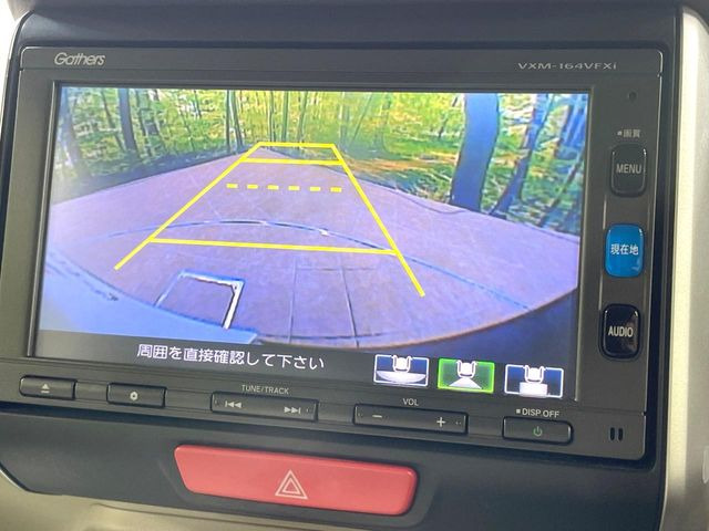 【バックカメラ】駐車時に後方がリアルタイム映像で確認できます。大型商業施設や立体駐車場での駐車時や、夜間のバック時に大活躍!運転スキルに関わらず、今や必須となった装備のひとつです!