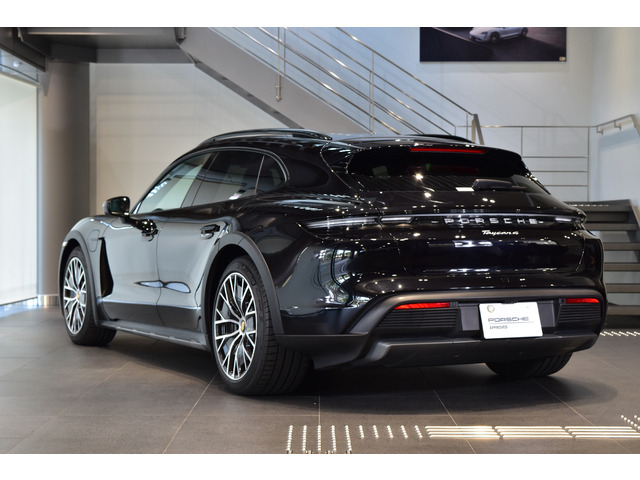 タイカンクロスツーリスモ4 4+1シート 4WD