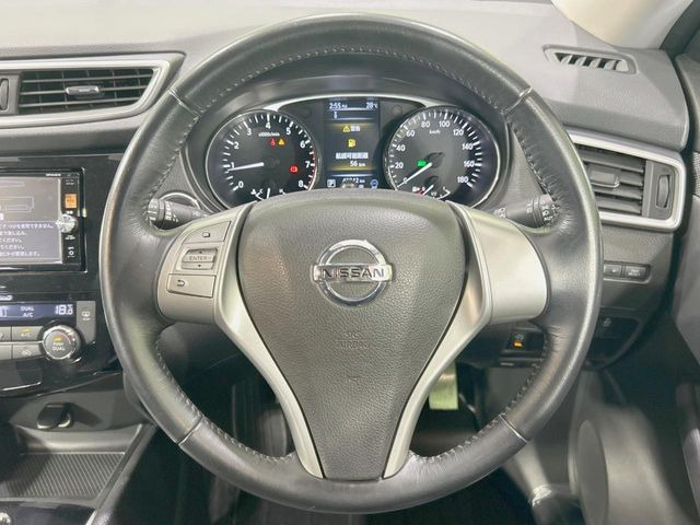 �C���e���A�ɍ��킹���f�U�C���̃X�e�A�����O�́A�^�]�������̂��Ƃ��l���A�^�]���₷���`��A�傫���ł��B�����x�A���ۂɐG���Ă��m���߂��������B