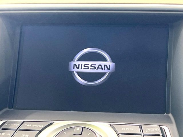 【メーカー純正ナビ】インテリアに溶け込むスタイリッシュな「専用設計」メーカーナビを装備♪視認性や操作性など基本性能にも優れ、より上質なカーライフをお楽しみいただけます。