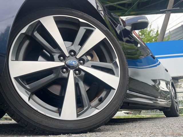 �y����18�C���`�A���~�z�C�[���z�O�ςɃ}�b�`���������A���~�z�C�[���𑕒����Ă���܂��B�e��ЊO�A���~�z�C�[����A�X�^�b�h���X�^�C�����戵�����Ă���܂��B���񂲑��k����������