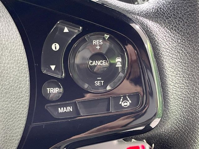 【アダプティブクルーズコントロール】高速道路での長距離走行が楽に!!自動で速度を保つクルーズコントロールが、衝突軽減システムと連携し、前方の車両を感知して車間を保つように速度調節してくれます!!