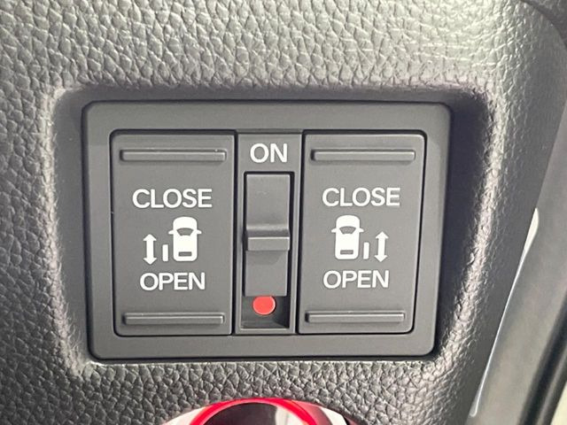 【両側パワースライドドア】スマートキーや運転席のスイッチで後席両側スライドドアの開閉が可能♪電動だから力を入れてドアを開ける必要が無く、小さなお子様でも簡単に開け閉めでき快適です♪