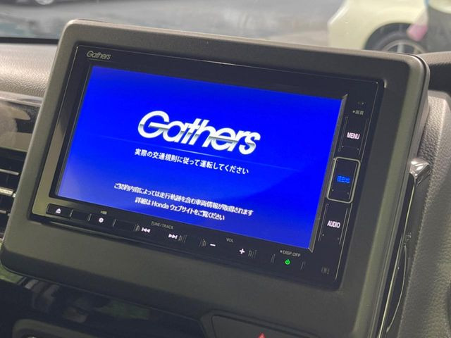【純正ナビ】人気の純正ナビを装備しております。ナビの使いやすさはもちろん、オーディオ機能も充実!キャンプや旅行はもちろん、通勤や買い物など普段のドライブも楽しくなるはず♪