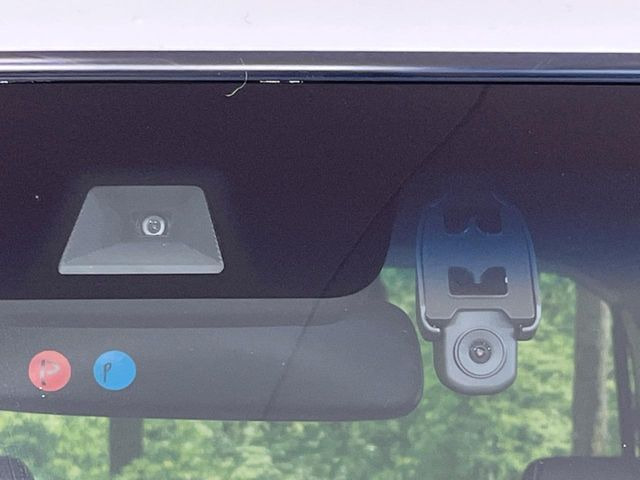 【ホンダセンシング】走行中に前方の車両等を認識し、衝突しそうな時は警報とブレーキで衝突回避と被害軽減をアシスト。より安全にドライブをお楽しみいただけます。