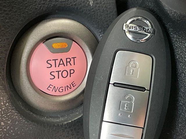 【インテリジェントキー】カバンやポケットに入れたままでもドアの施錠・解錠が可能なスマートキーを装備。エンジンのオン・オフ時もカギを取り出す必要が無いからとっても便利です♪