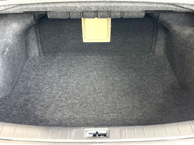 ラゲッジルームは、大容量のスペースを確保。普段のお買い物からレジャーまで、幅広く活躍してくれます!また、リアシートを倒すことでバリエーション豊かにお使いいただけます。