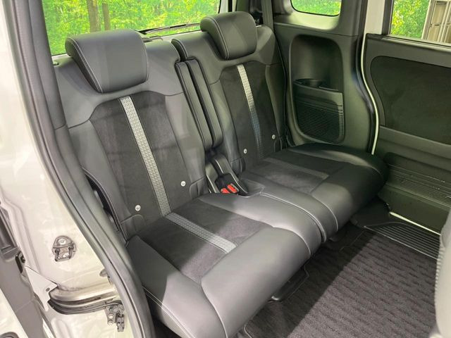 後部座席も気になるようなキズ・汚れやへたり等、大きなダメージはなく、良好な状態です。