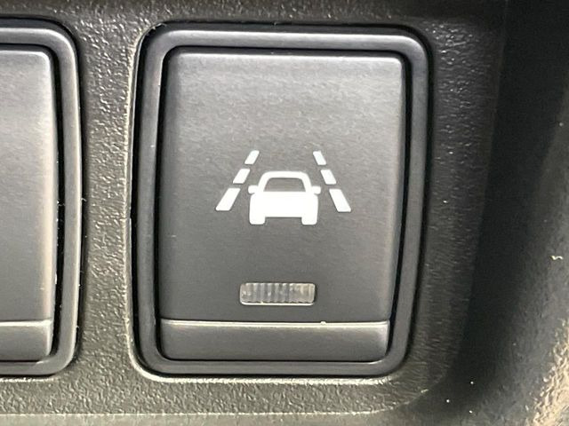 【インテリジェントLI】走行中の車線からはみ出しそうな時、警告音と共にステアリングとブレーキを制御し、車線内を走行する様にアシスト。より安全な運転をサポートしてくれます!