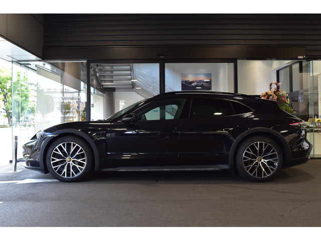 タイカンクロスツーリスモ4 4+1シート 4WD