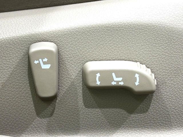 【パワーシート】スイッチ一つで簡単にシートの微調整が可能!電動だから力もいりません!快適なシートポジションにセットして、快適なドライブをお楽しみください。