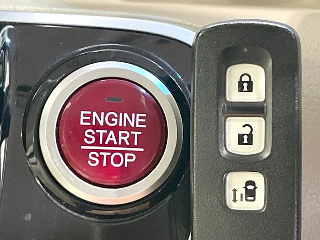 【Hondaスマートキー】カバンやポケットに入れたままでもドアの施錠・解錠が可能なスマートキーを装備。エンジンのオン・オフ時もカギを取り出す必要が無いからとっても便利です♪