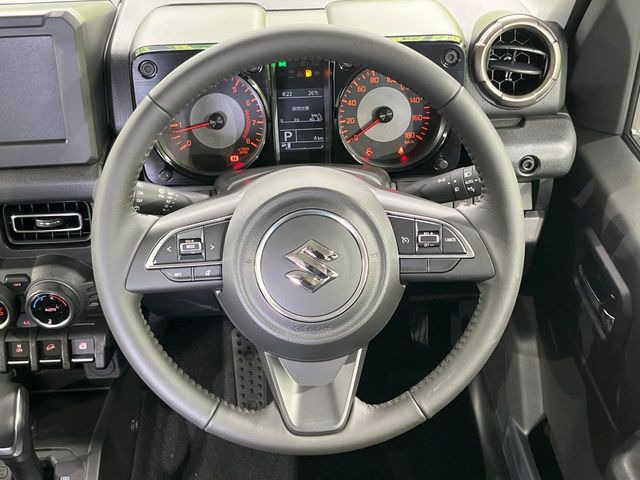 【純正革巻きステアリング】上質な革を使用することで、手にしっかり馴染みとても運転しやすいハンドルです♪