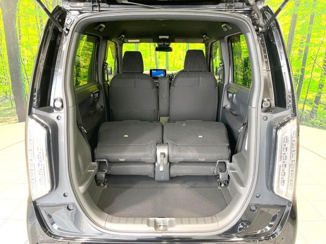 後席を格納すると、これだけの広さが!シーンに合わせたシートアレンジで、大きな荷物も積むことが出来ます♪