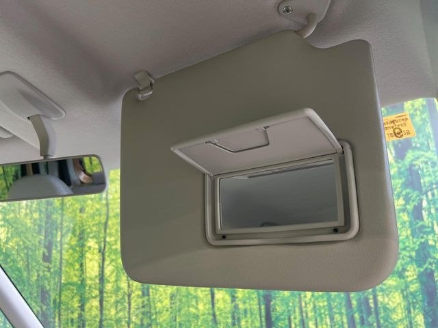 【バニティミラー】サンバイザー裏に設置されたミラーで身だしなみチェック!ちょっとしたメイク直しにも活躍します♪