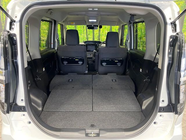 後席を格納すると、これだけの広さが!シーンに合わせたシートアレンジで、大きな荷物も積むことが出来ます♪