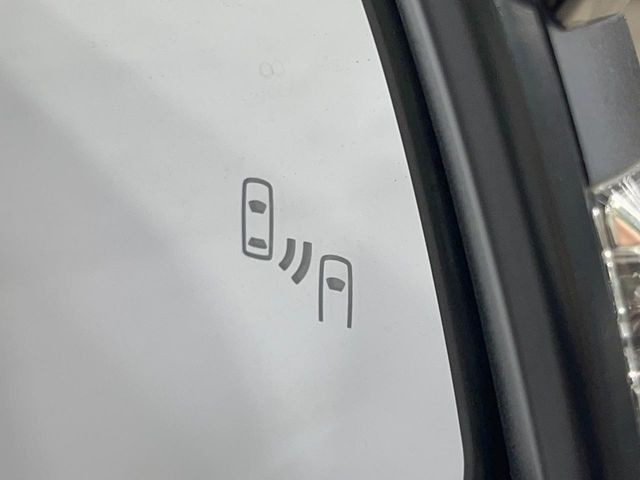 【ブラインドスポットモニター】走行中、ドアミラーの死角になりやすい箇所に後続車が接近するとサイドミラーのレンズに警告を表示!ドライバーに注意喚起をしてくれます。